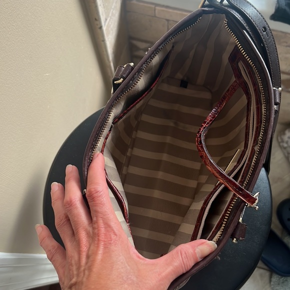 Brahmin shoulder bag used but in perfect shape just a slight blue stain inside - Picture 6 of 8